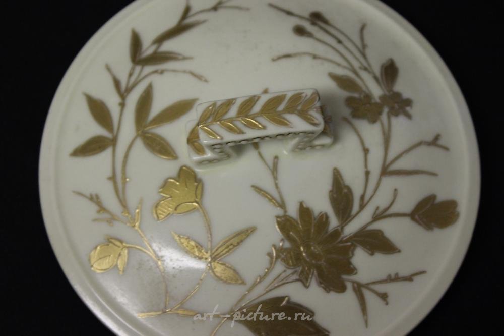 Royal Vienna Porcelain , A Royal Vienna (?) Beehive Shield Mark Jar