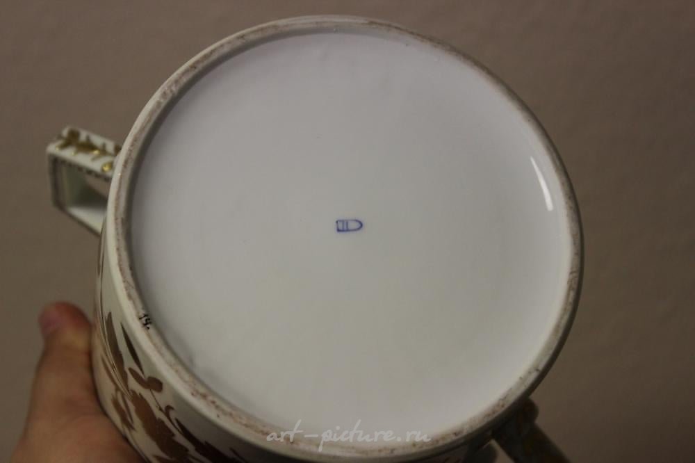 Royal Vienna Porcelain , A Royal Vienna (?) Beehive Shield Mark Jar