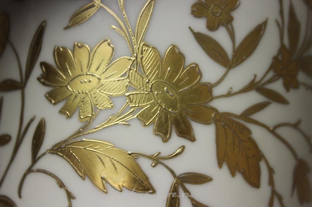 Royal Vienna Porcelain , A Royal Vienna (?) Beehive Shield Mark Jar