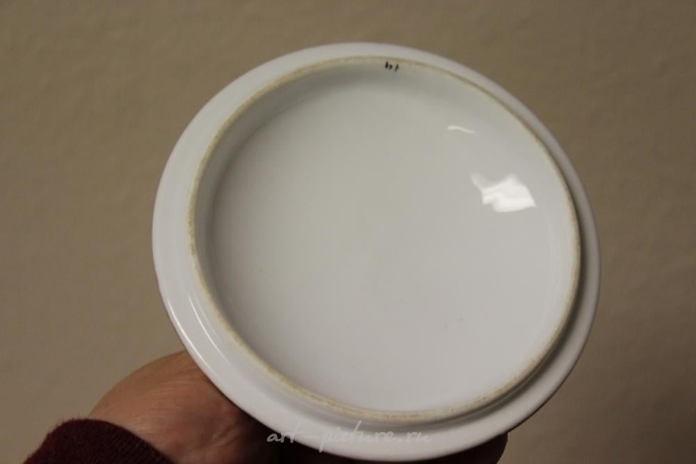 Royal Vienna Porcelain , A Royal Vienna (?) Beehive Shield Mark Jar