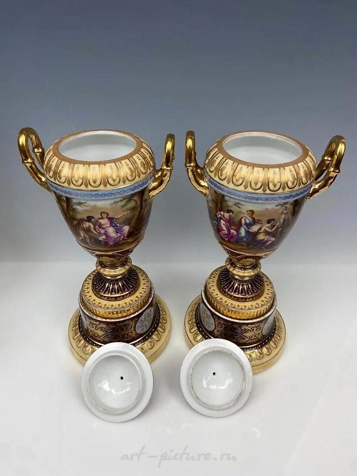 Royal Vienna Porcelain , A PAIR OF ANTIQUE ROYAL VIENNA VASES
