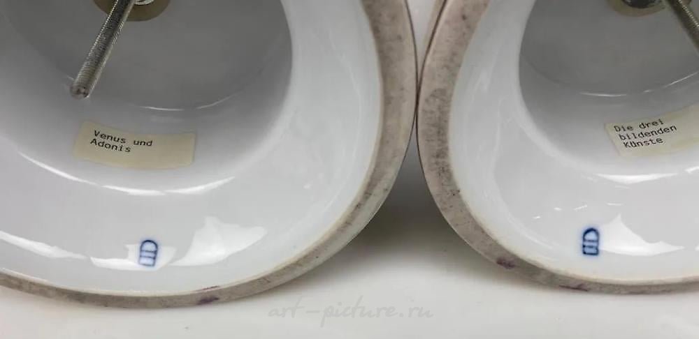 Royal Vienna Porcelain , A PAIR OF ANTIQUE ROYAL VIENNA VASES