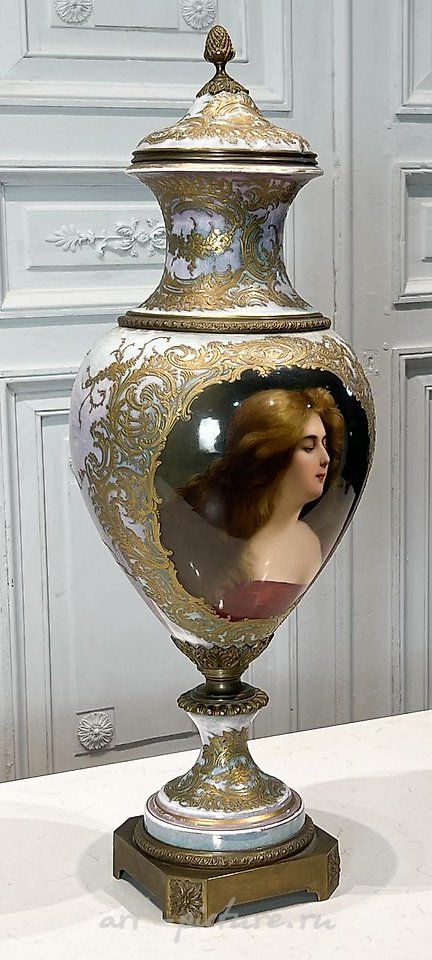 Royal Vienna Porcelain , Vienna Porcelain Urn