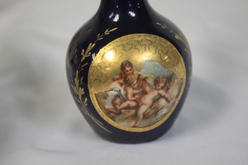 维也纳皇家瓷器 , 一只手绘的皇家维也纳小瓶/花瓶