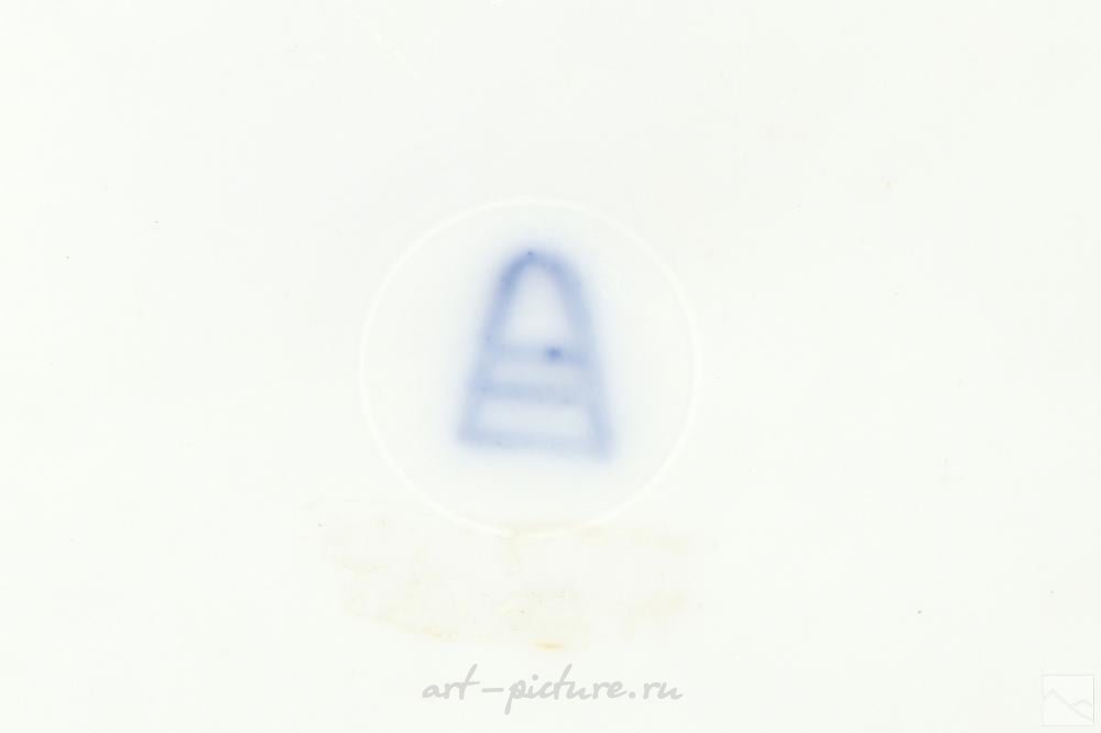 Royal Vienna , Фарфоровая тарелка Royal Vienna "Гесангштунде" с изображением урока пения.