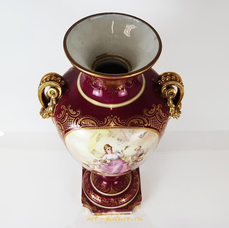 Royal Vienna Porcelain , FINE ROYAL VIENNA PORCELAIN URN