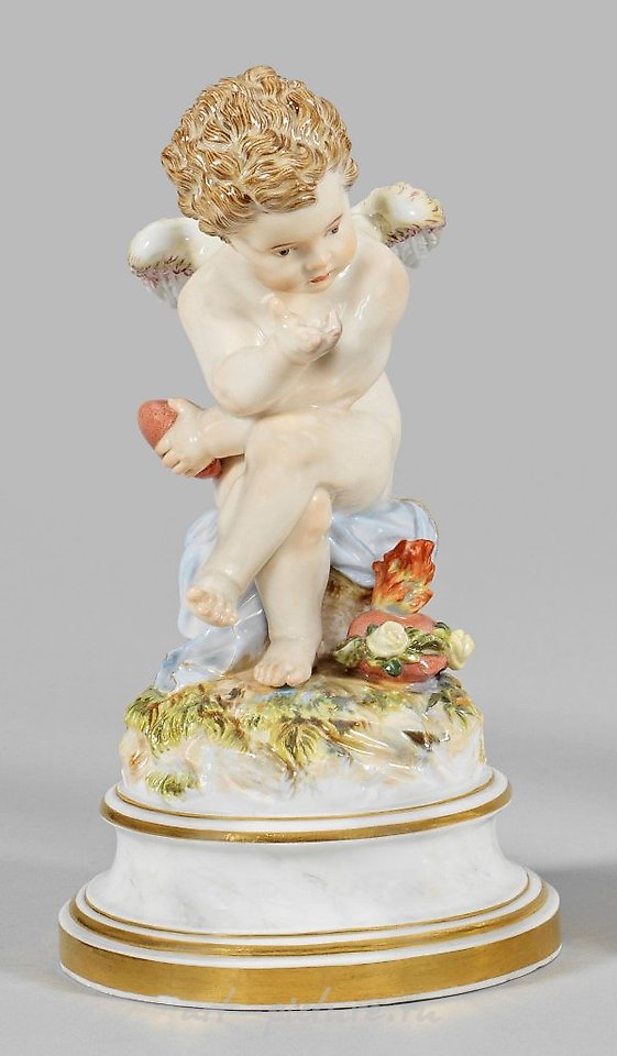 Фарфоровая фигурка философствующего и считающего пальцами Купидона