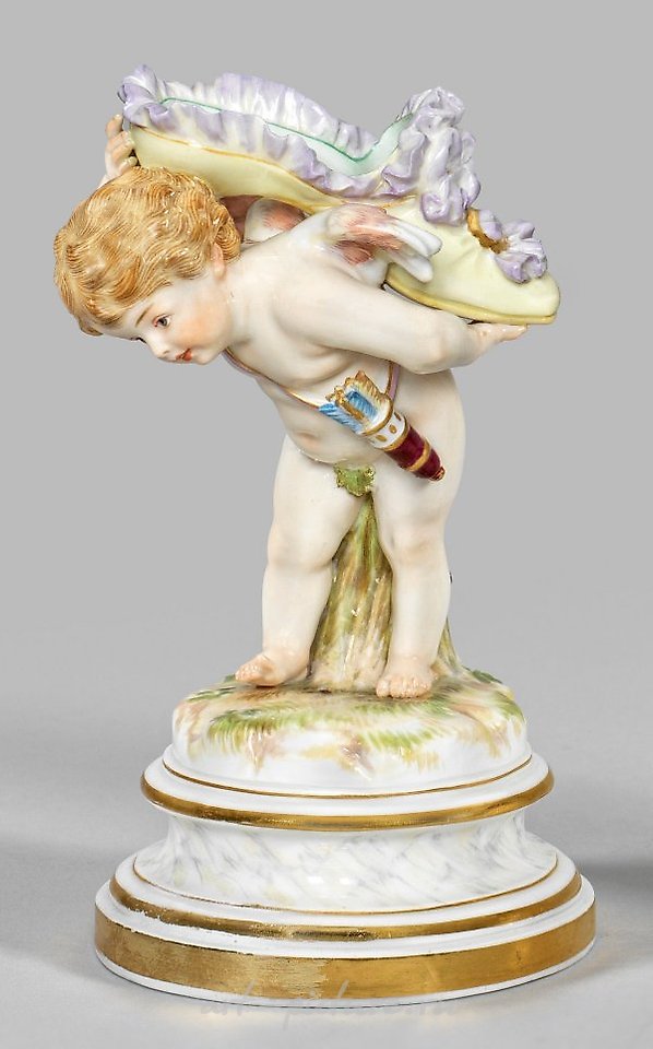Большая фарфоровая фигура Амура с большим туфлей.