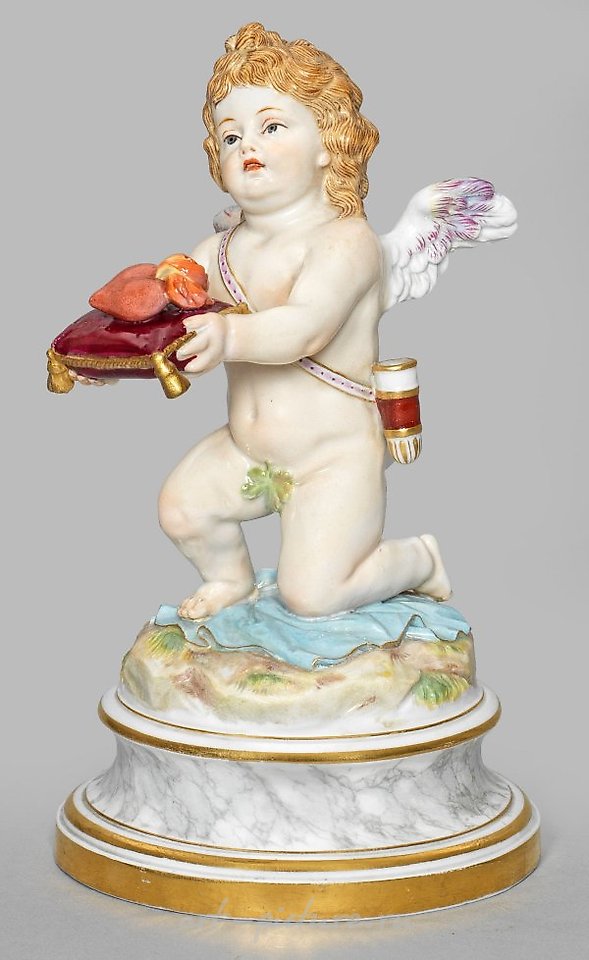 Редкая фарфоровая фигурка Купидона, предлагающего пылающее сердце на подушечке.