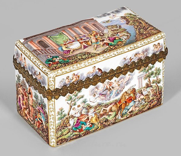 Large decorative box in the Capodimonte style