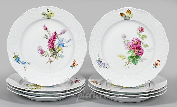 An exquisite quarter plate adorned with floral decoration.