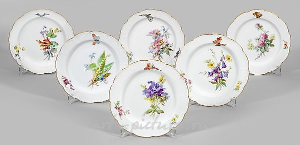 Six decorative plates with floral decoration.