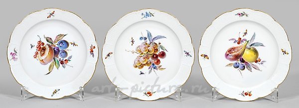 Three decorative plates with fruit decoration.