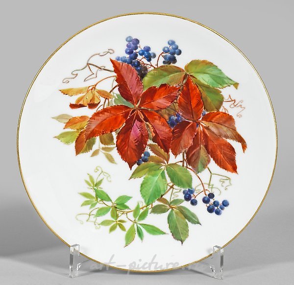 Фарфоровая настенная тарелка, тонко расписанная букетом из веток ягод и осенних листьев