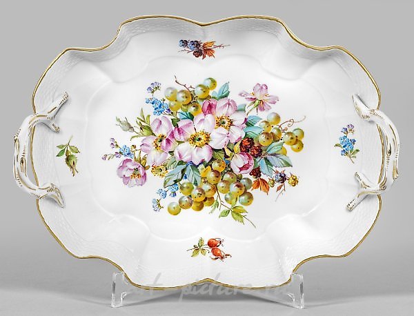 Фарфоровая сервировочная миска, расписанная букетом фруктов и цветов в стиле Ю.Э. Браунсдорфа