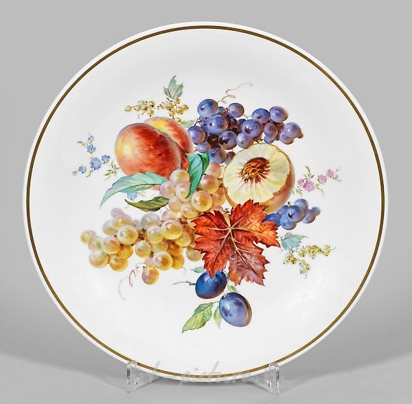Большая фарфоровая настенная тарелка, тонко расписанная букетом фруктов в манере профессора Ю.Э. Браунсдорфа