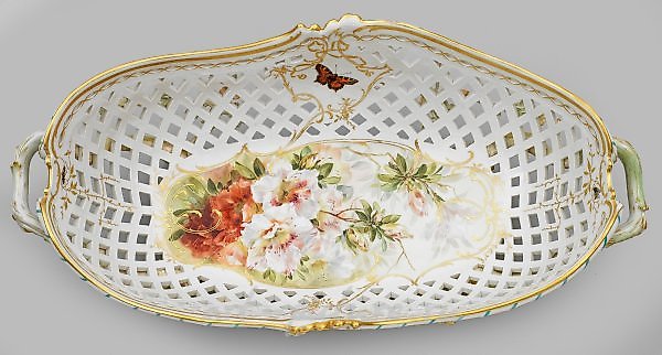 Монументальная открытая фруктовая корзина из фарфора, изящно расписанная аранжировками хризантем, диких и альпийских роз