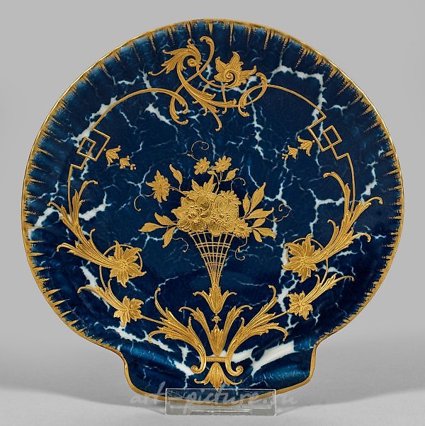 Редкая тарелка из фарфора в форме раковины, украшенная золотой росписью