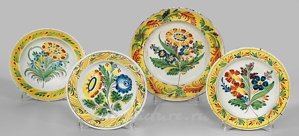 Четыре северо-германских или датских тарелки из фаянса Келлингхузен