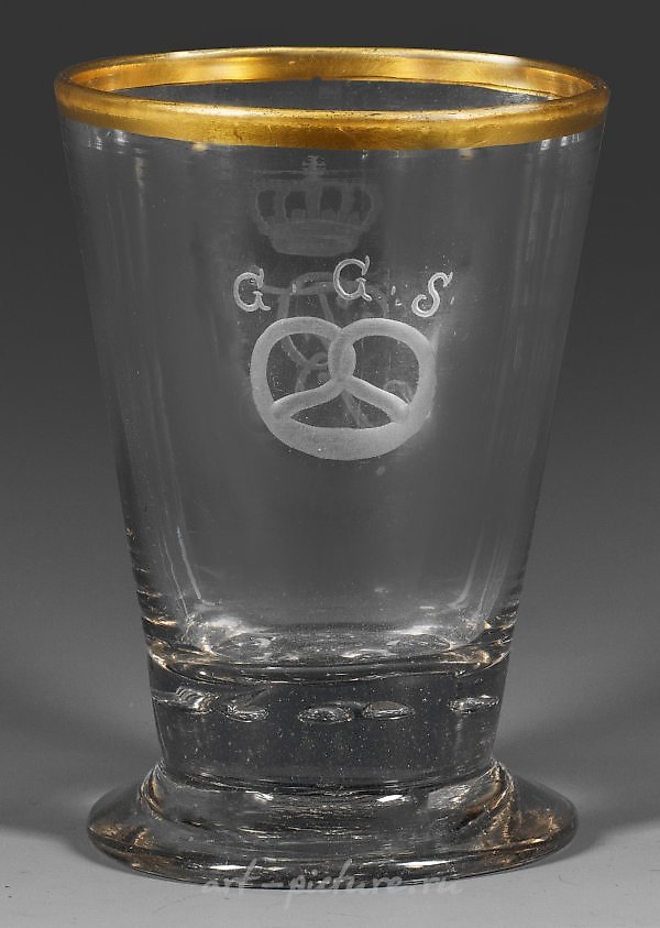 稀有的杯子，上面刻有弗里德里希二世国王的单字母缩写。