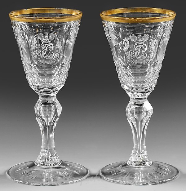 "罕见的一对俄罗斯巴洛克酒杯，带有刻有字母的单色图案"