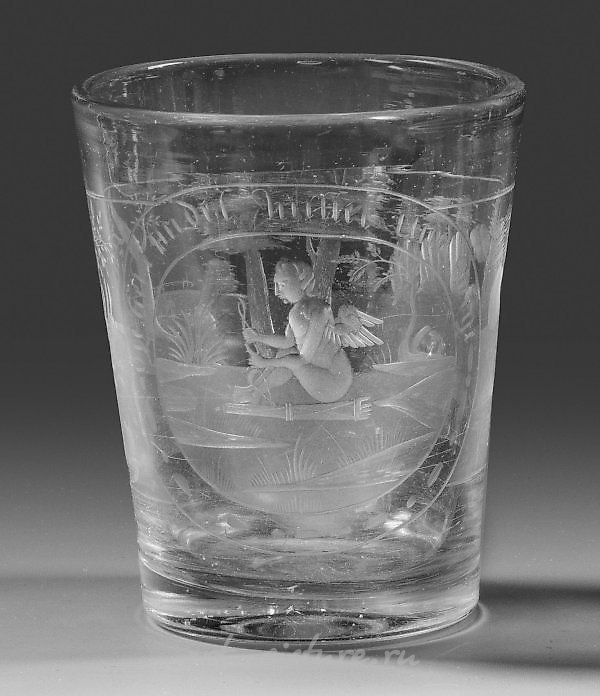 теклянный стакан с богемской гравировкой с изображением Купидона