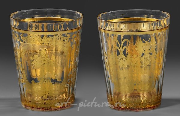 在这个黄金杯子和盾徽上，描绘了圣凯瑟琳之间