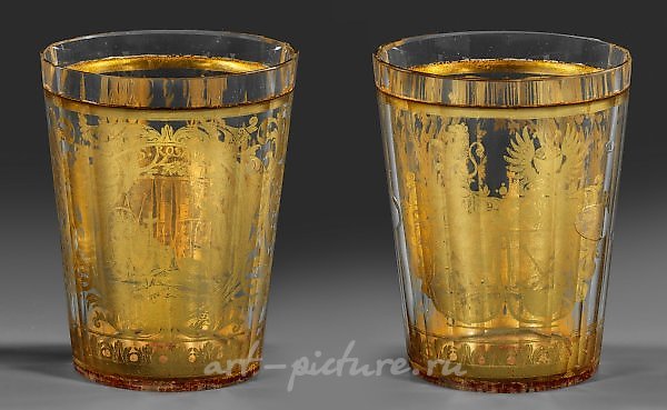 Между золотыми кубками с гербом Альянса и святой Розалией.