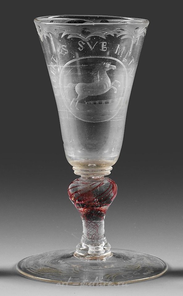 Бокал из богемского стекла с гравировкой, украшенный рубиновой изогнутой ножкой, украшенной лошадью и девизом