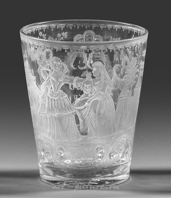 Гравированный и резной стеклянный кубок, изображающий Иудифь с головой Олоферна
