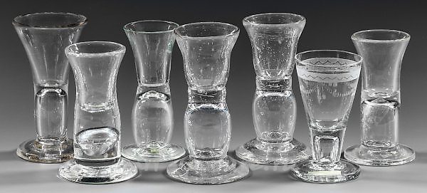 七个烈酒或白兰地酒杯