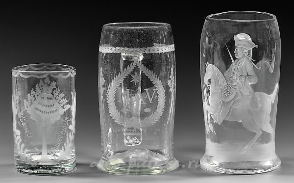 这是一组由两个滚筒瓶和一个杯子组成的收藏品。