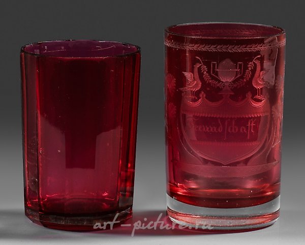 Два красных стеклянных стакана богемской огранки с гравировкой