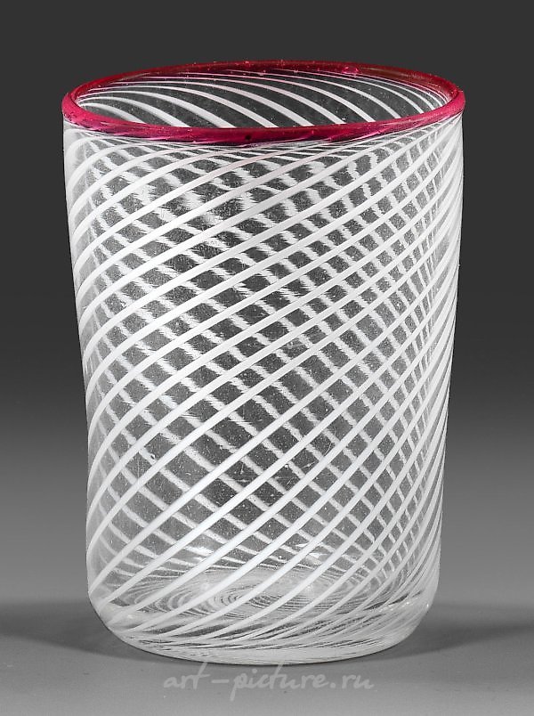 带有线装饰的杯子