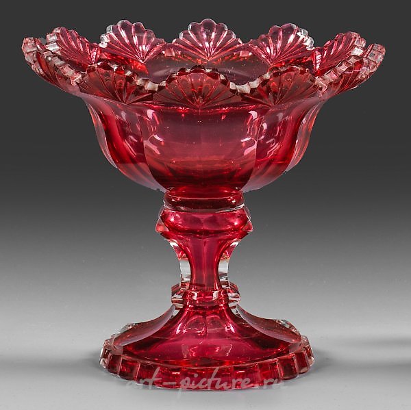 Богемская стеклянная чаша с резным декором