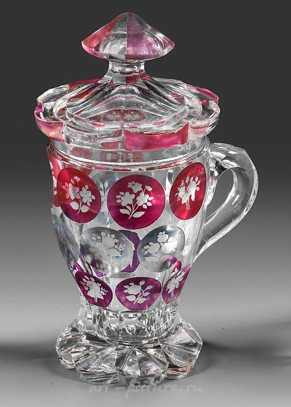 Декоративный кубок с ручкой в виде крышки