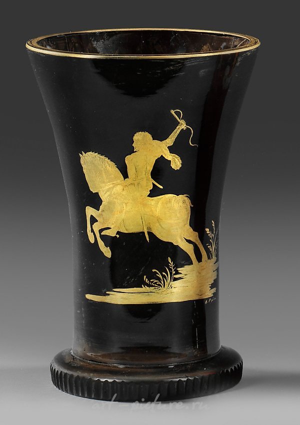 Богемский коричневый гиалитовый стеклянный кубок с золотым рисунком всадника на коне