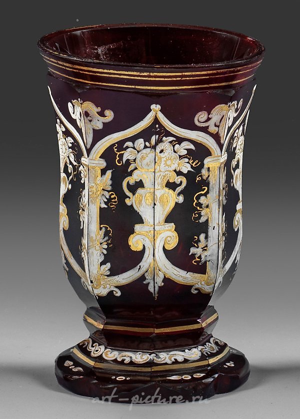 Богемский стакан с рубиновым стеклом на ножке и резьбой, украшенный эмалью и золотом