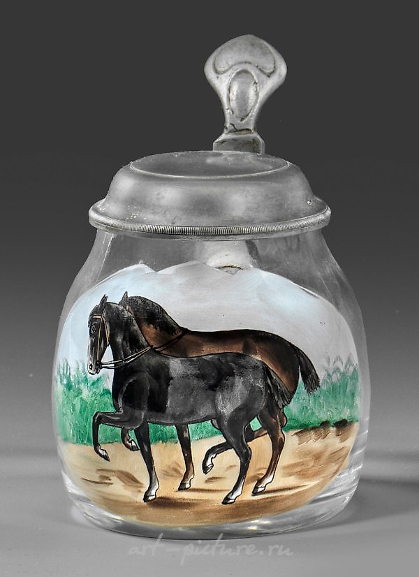 小型带有马装饰的啤酒壶