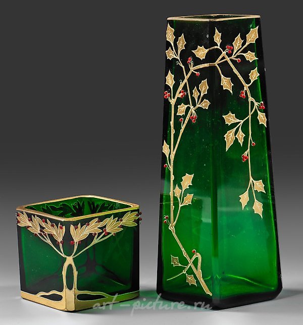 两个青年风格的玻璃物品