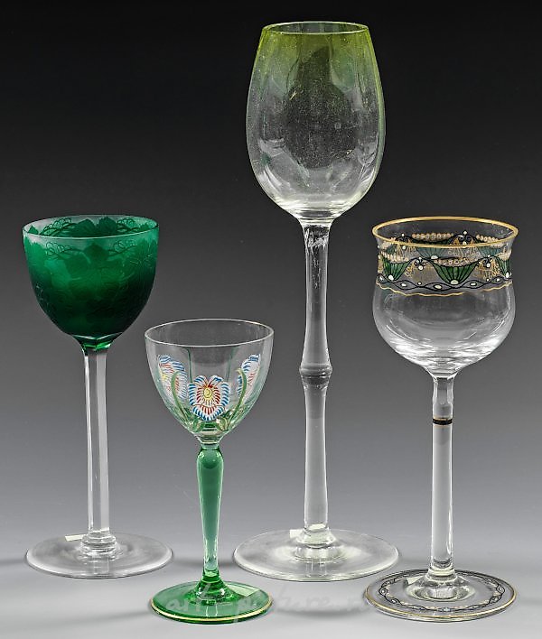 小型收藏品，包括四个青年风格的茎杯。