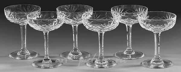 六只圣路易斯香槟杯，名为"香蒂利"。