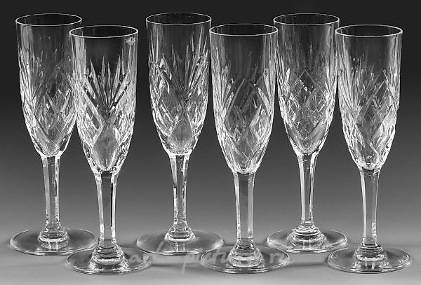 六只圣路易斯香槟长笛的句子“香蒂利”