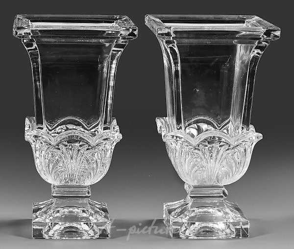 在Lalique风格中的一对水晶花瓶