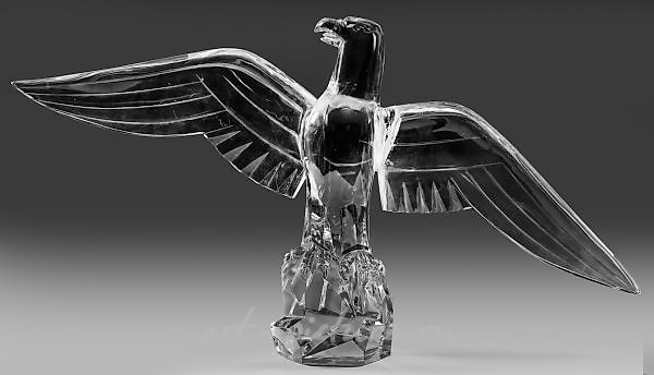 巴卡拉特的雄伟的鹰形玻璃雕塑