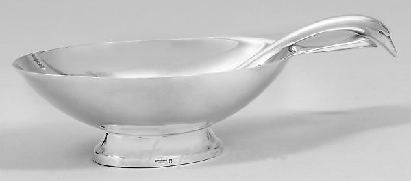 以装饰艺术风格的汤碗和勺子为特色的酱汁碟