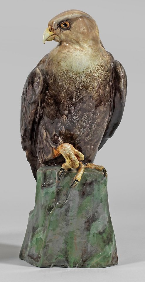 Немецкая глазурованная и росписанная глиняная фигура хищной птицы
