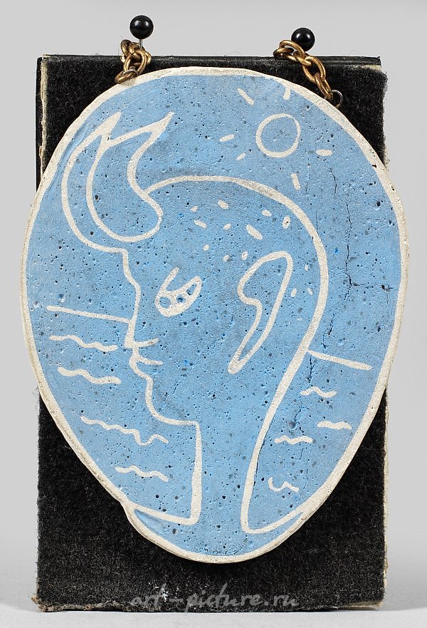 ПодвесПодвеска "Шевр-пид" с портретом молодого фавна в профилека "Шеврпье" с портретом юного фавна в профиль, изготовлена из фаянса, белые осколки