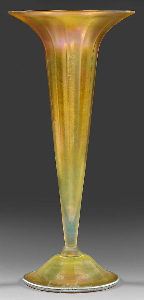 路易斯·康福特·蒂凡尼的大号喇叭花瓶