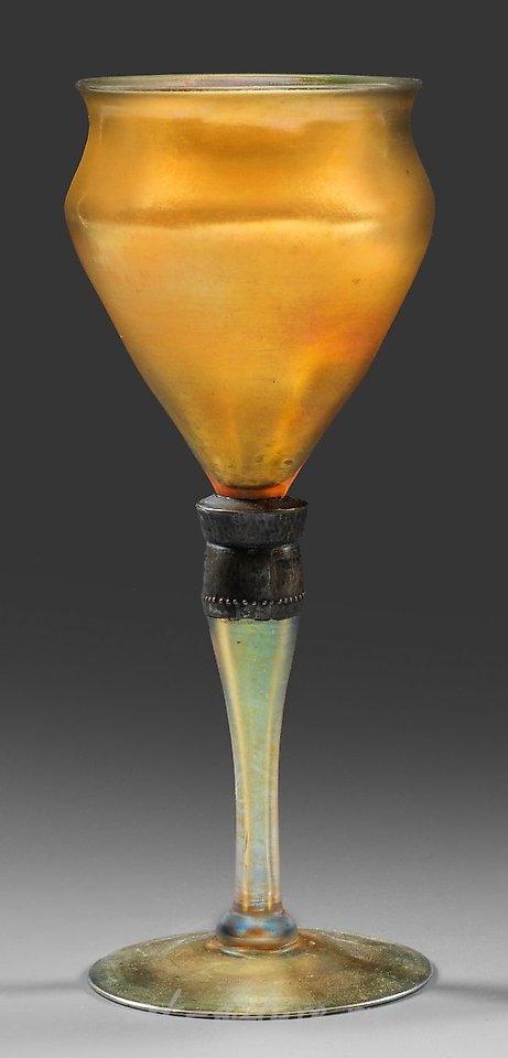 在路易斯·康福特·蒂凡尼的黄金法夫里尔玻璃装饰杯中，我看到了一件装饰精美的艺术品。